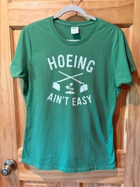 Port & Company gardening enthusiasts t-shirt punny phrase "Hoeing Ain't Easy” M